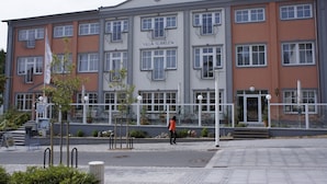 Un edificio de varios pisos con un letrero que dice 'Villa Subkiew'.