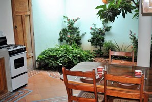 Deluxe Apartment, 1 Queen Bed, Kitchen | In-room dining