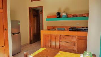 Comfort Apartment, 1 Queen Bed, Kitchen | Private kitchen | Fridge, stovetop, coffee/tea maker, cookware/dishes/utensils