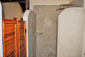 Deluxe Apartment, 1 Queen Bed, Kitchen | Bathroom shower - Casa Calala (Granada)