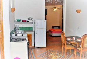 Deluxe Apartment, 1 Queen Bed, Kitchen | Private kitchen | Fridge, stovetop, coffee/tea maker, cookware/dishes/utensils - Casa Calala (Granada)