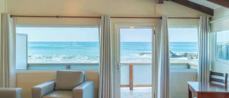 Driepersoonskamer, uitzicht op zee | Woonruimte | Een flatscreentelevisie