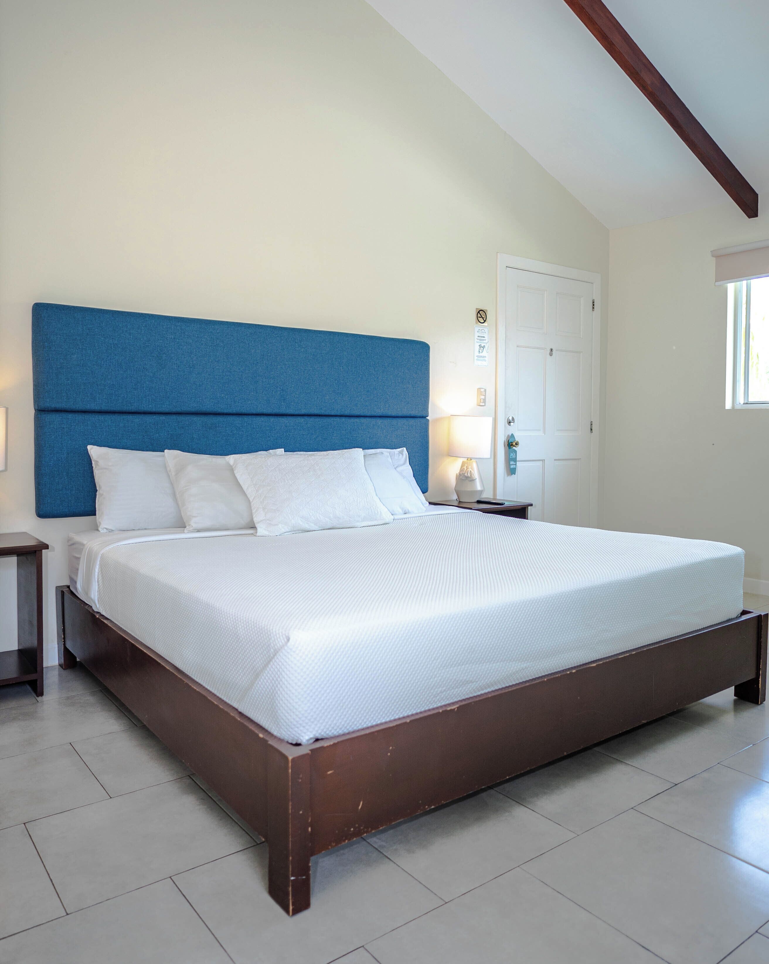 Regular plus double, pool view | Cofres nos quartos, escrivaninha, ferros/tábuas de passar roupa