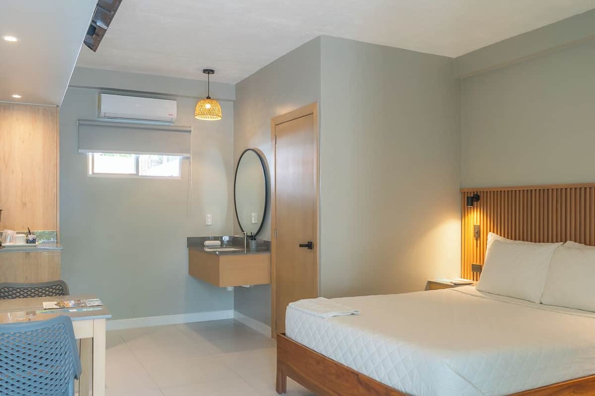 Queen Room with Pool | Caja de seguridad en la habitación y escritorio