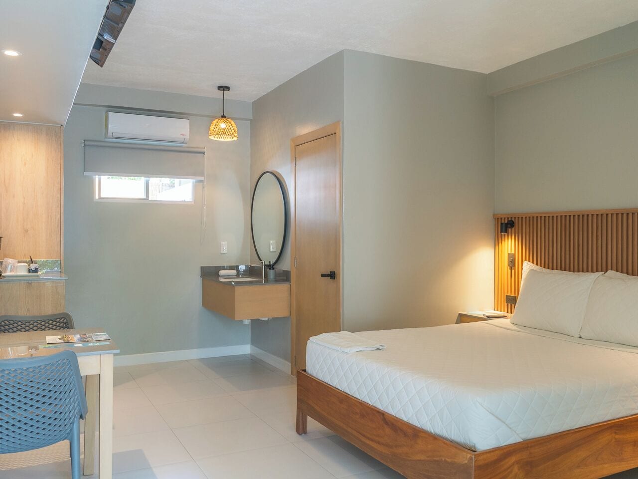 Queen Room with Pool | Una cassaforte in camera, una scrivania, ferro/asse da stiro, lenzuola