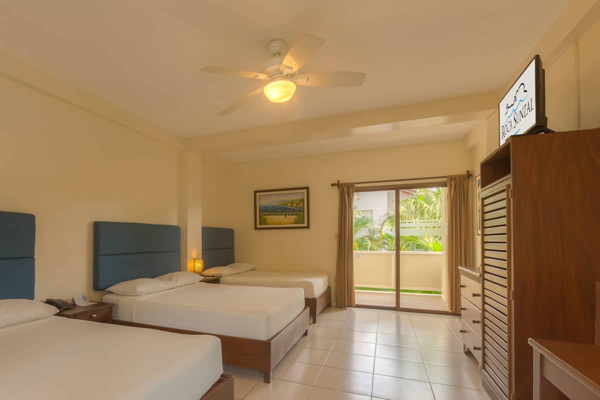 Chambre Triple, plusieurs lits, vue piscine