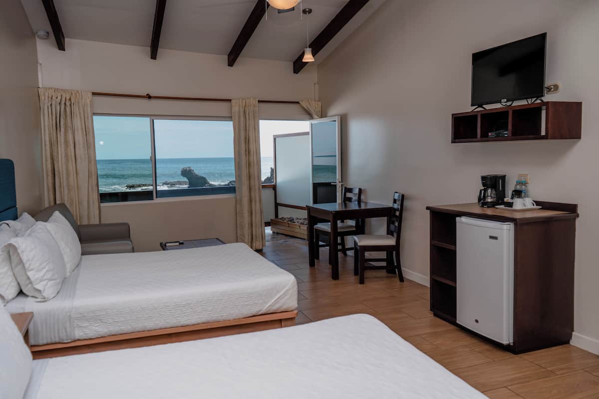 Double Room with Sea View | Cofres nos quartos, escrivaninha, ferros/tábuas de passar roupa