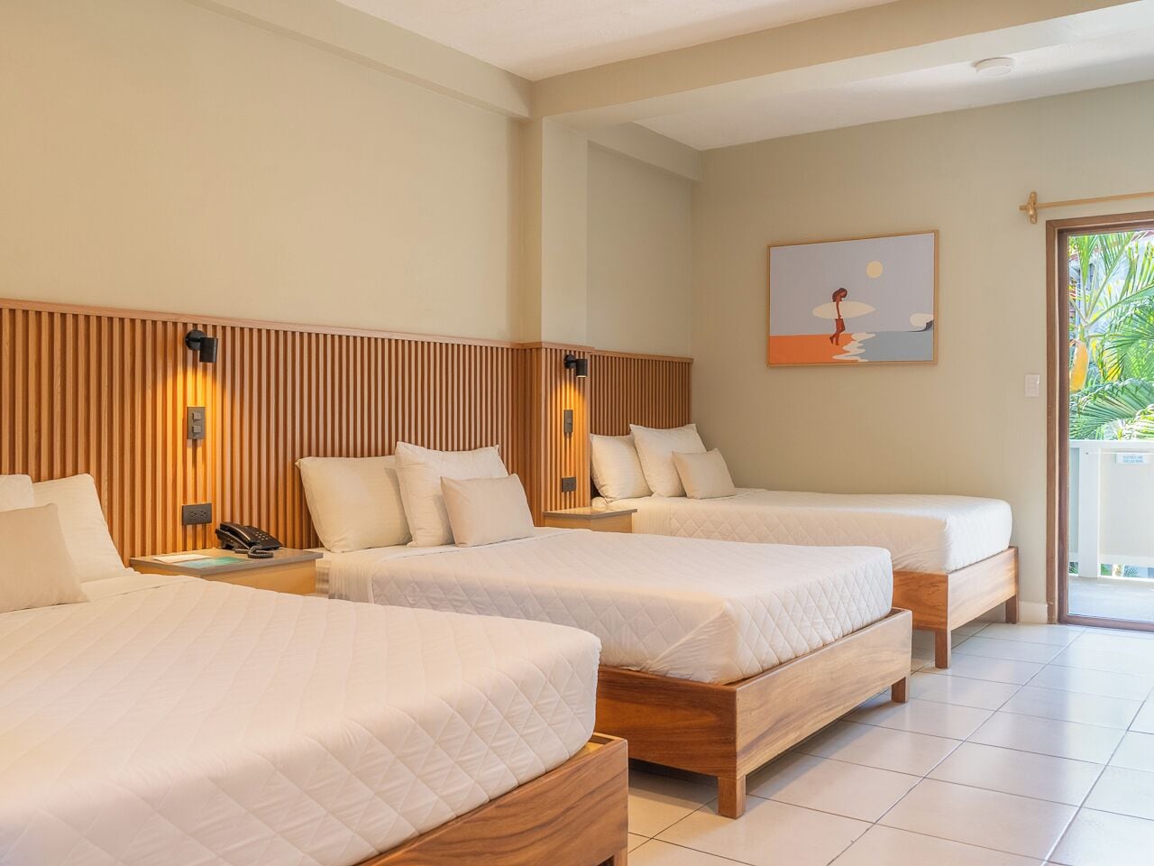 Driepersoonskamer, meerdere bedden, uitzicht op zwembad | Een kluis op de kamer, een bureau, een strijkplank/strijkijzer