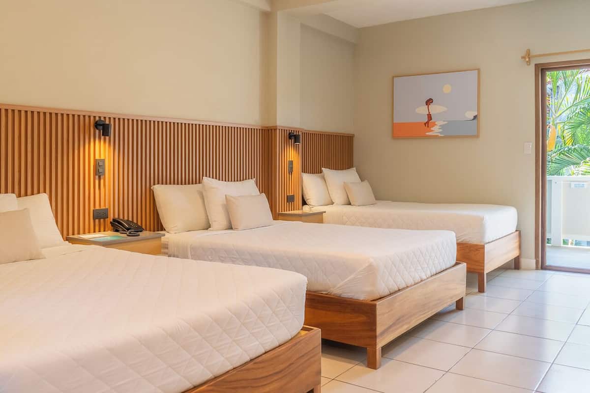 Habitación triple, varias camas, vista a la alberca | Caja de seguridad en la habitación y escritorio