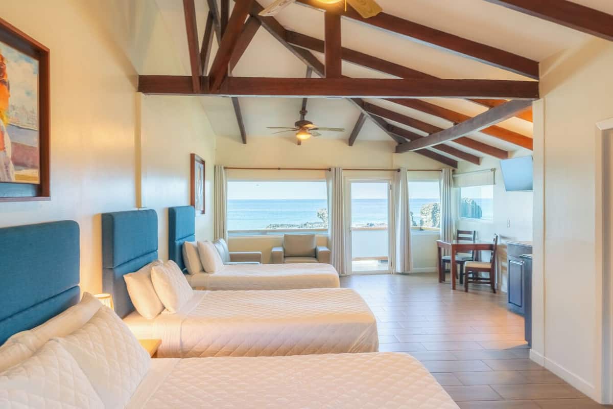 Habitación triple, vista al mar | Caja de seguridad en la habitación y escritorio