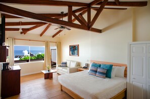 Habitació, 1 llit de matrimoni gran, vistes al mar | Caixa forta a l'habitació, escriptori i planxa i posts de planxar 