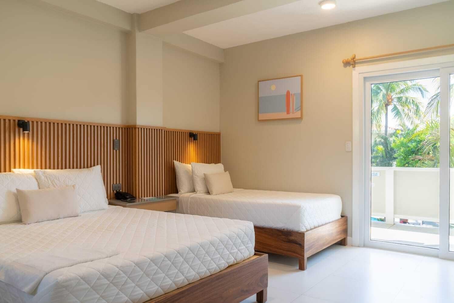 Double Room with Pool View | Una cassaforte in camera, una scrivania, ferro/asse da stiro, lenzuola