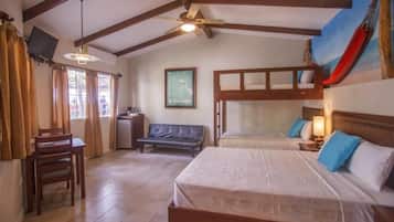 Habitación Triple Deluxe | 1 bedroom, in-room safe, desk, iron/ironing board