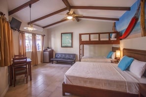 Habitación Triple Deluxe | Caja de seguridad en la habitación y escritorio