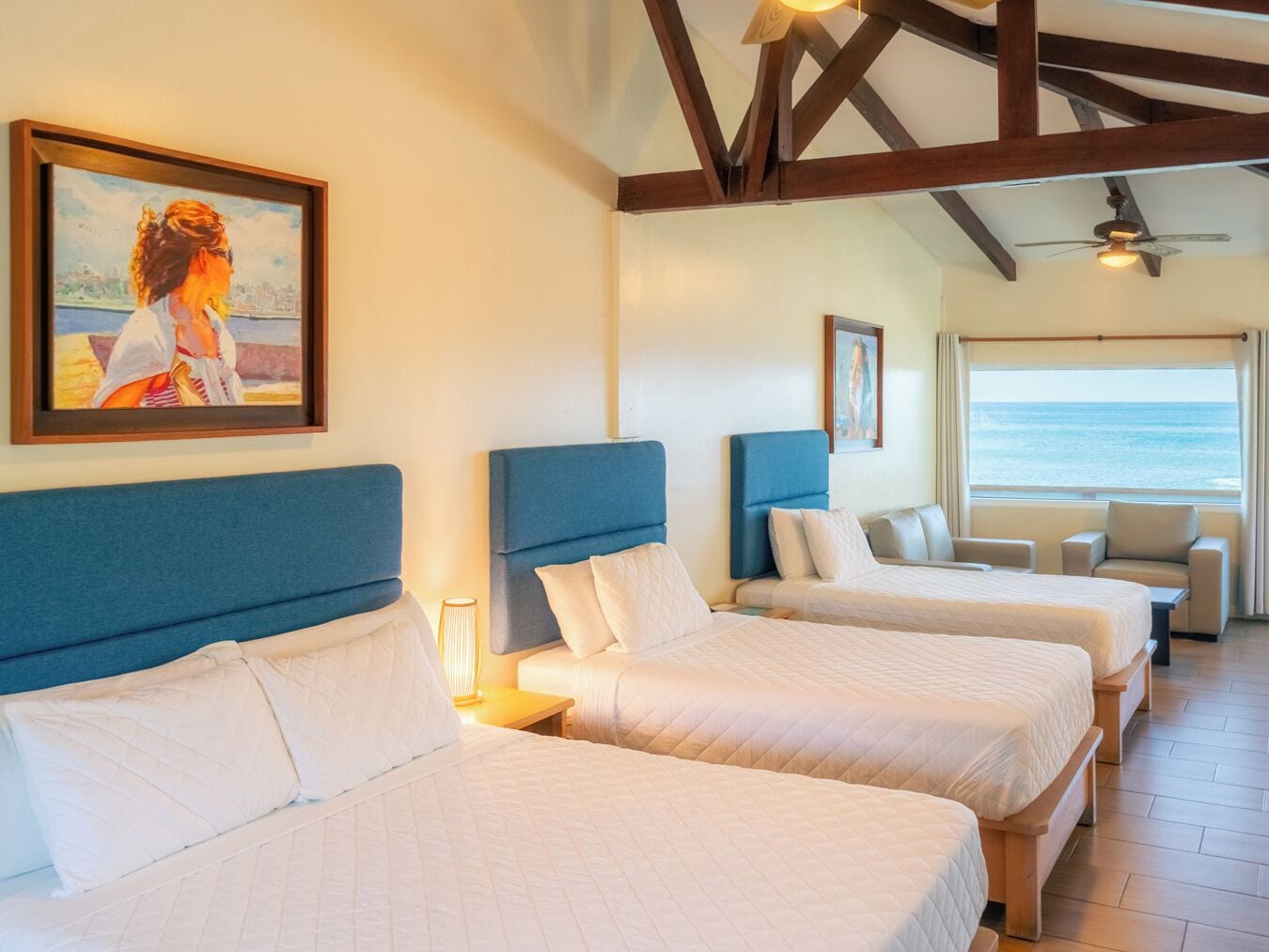 Driepersoonskamer, uitzicht op zee | Een kluis op de kamer, een bureau, een strijkplank/strijkijzer