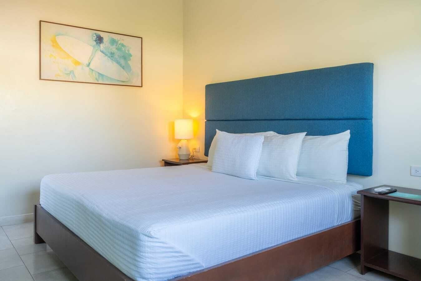 Regular plus double, pool view | Een kluis op de kamer, een bureau, een strijkplank/strijkijzer