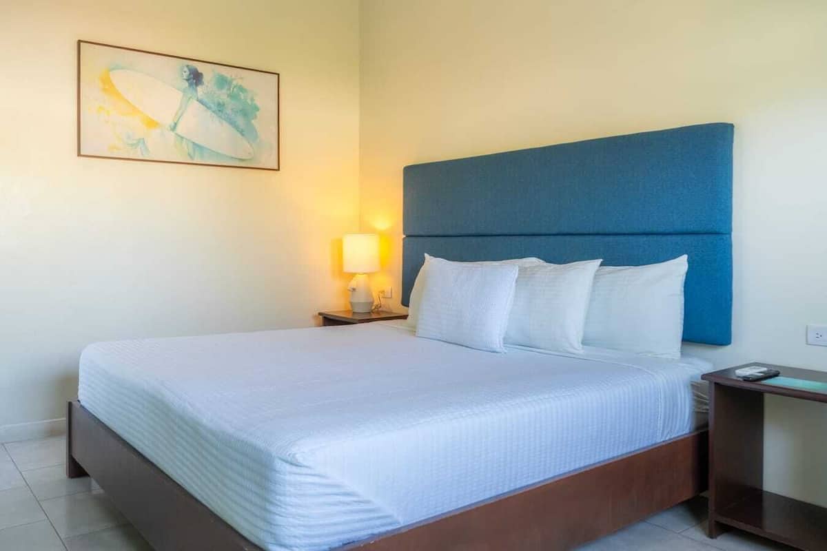 Regular plus double, pool view | Caja de seguridad en la habitación y escritorio