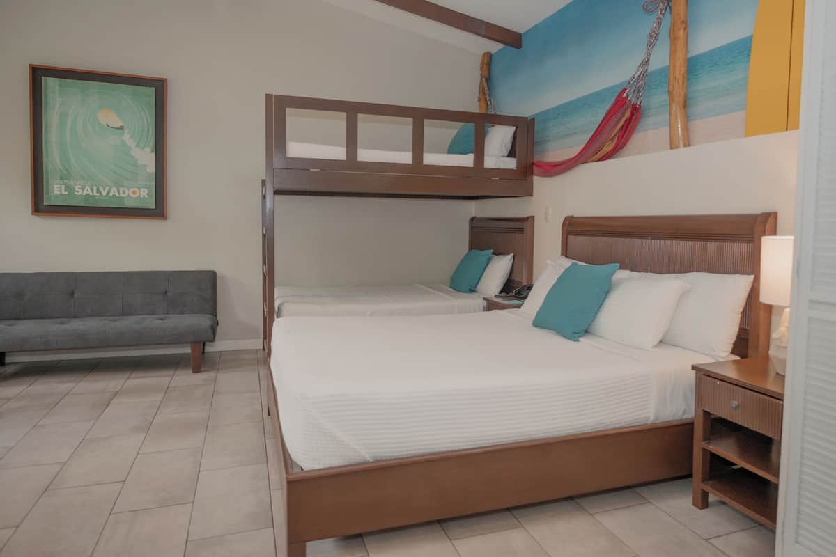 Habitación Triple Deluxe | Cofres nos quartos, escrivaninha, ferros/tábuas de passar roupa