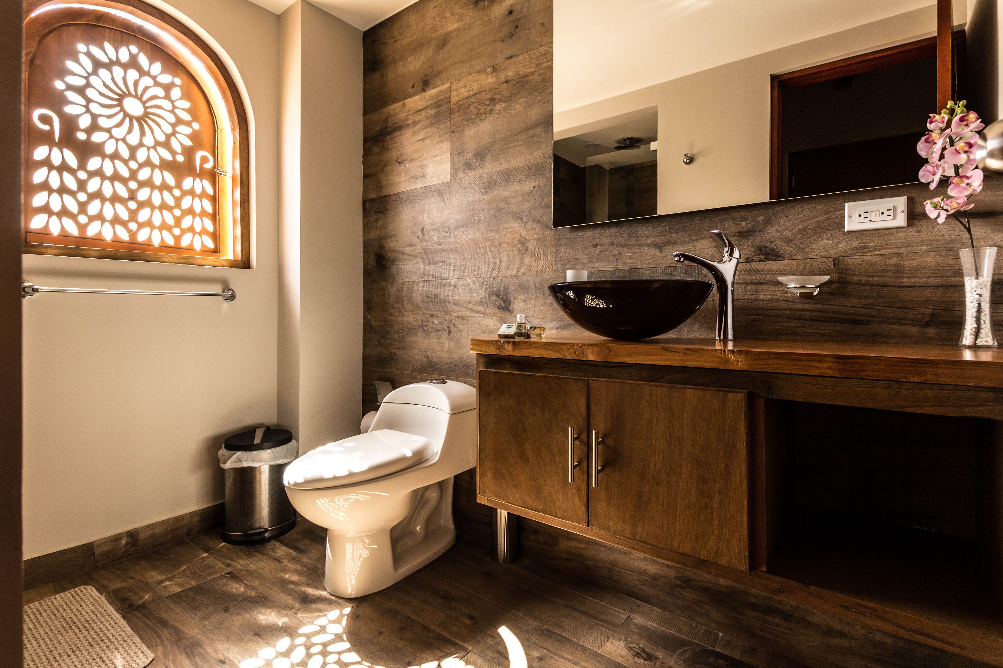 deluxe double room | bathroom | shower, free toiletries, towels