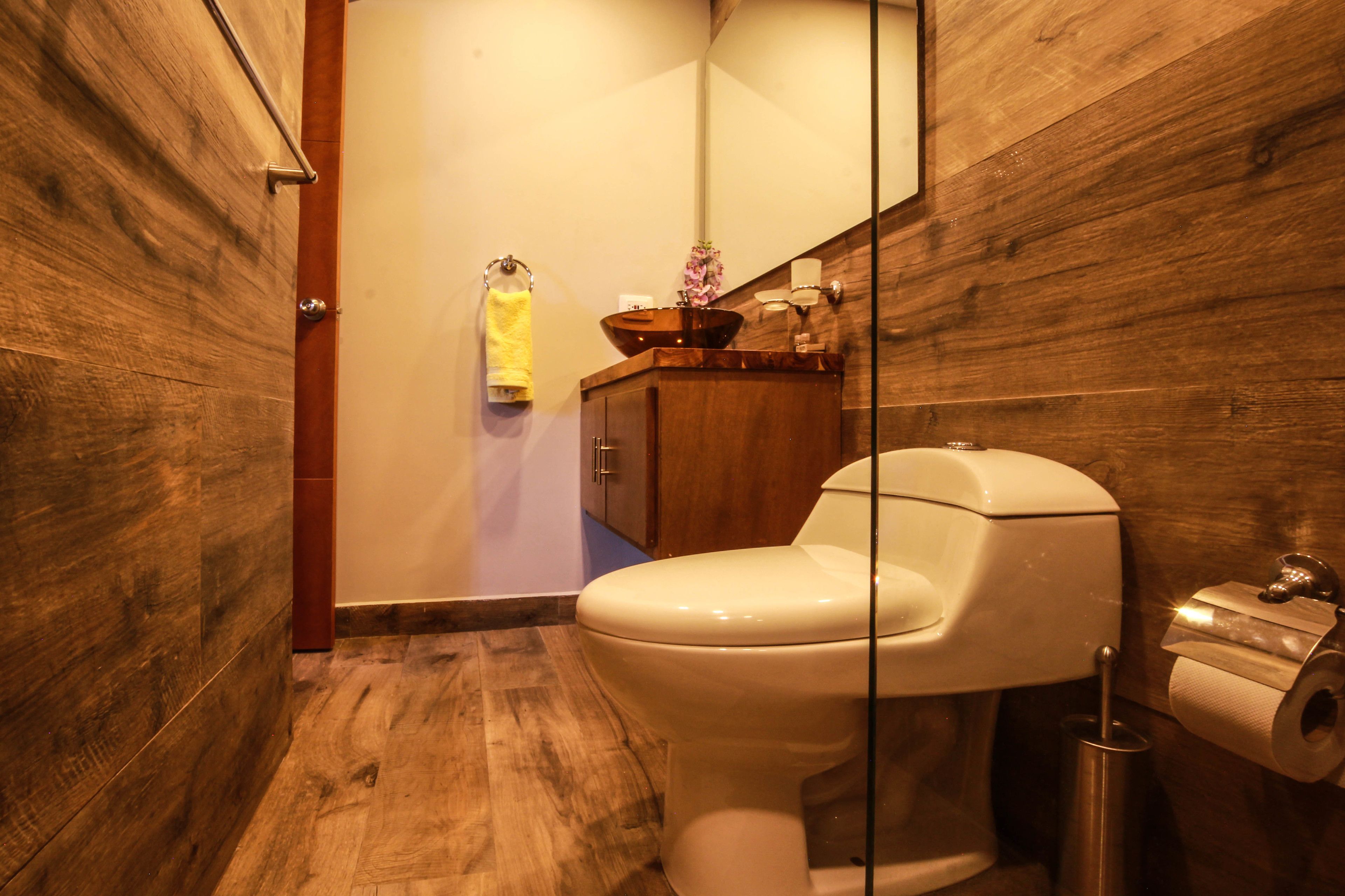 standard double room | bathroom | shower, free toiletries, towels