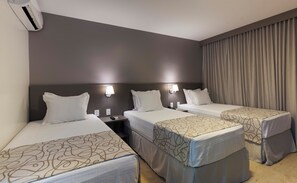 Quarto triplo luxo | 1 quarto, roupas de cama premium, frigobar, cofres nos quartos