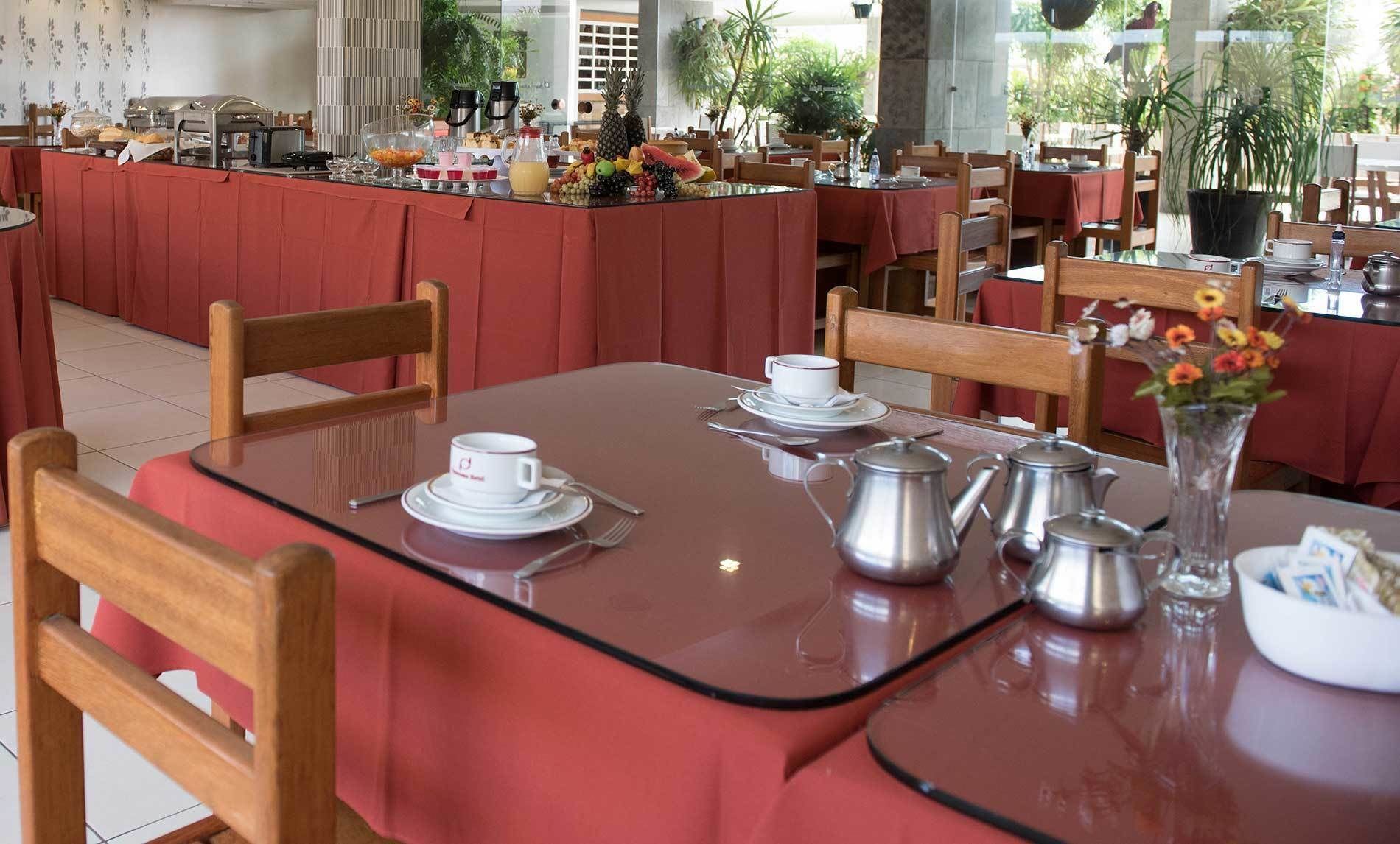Un bufé de desayuno con diversas opciones de comida y una estación de café.