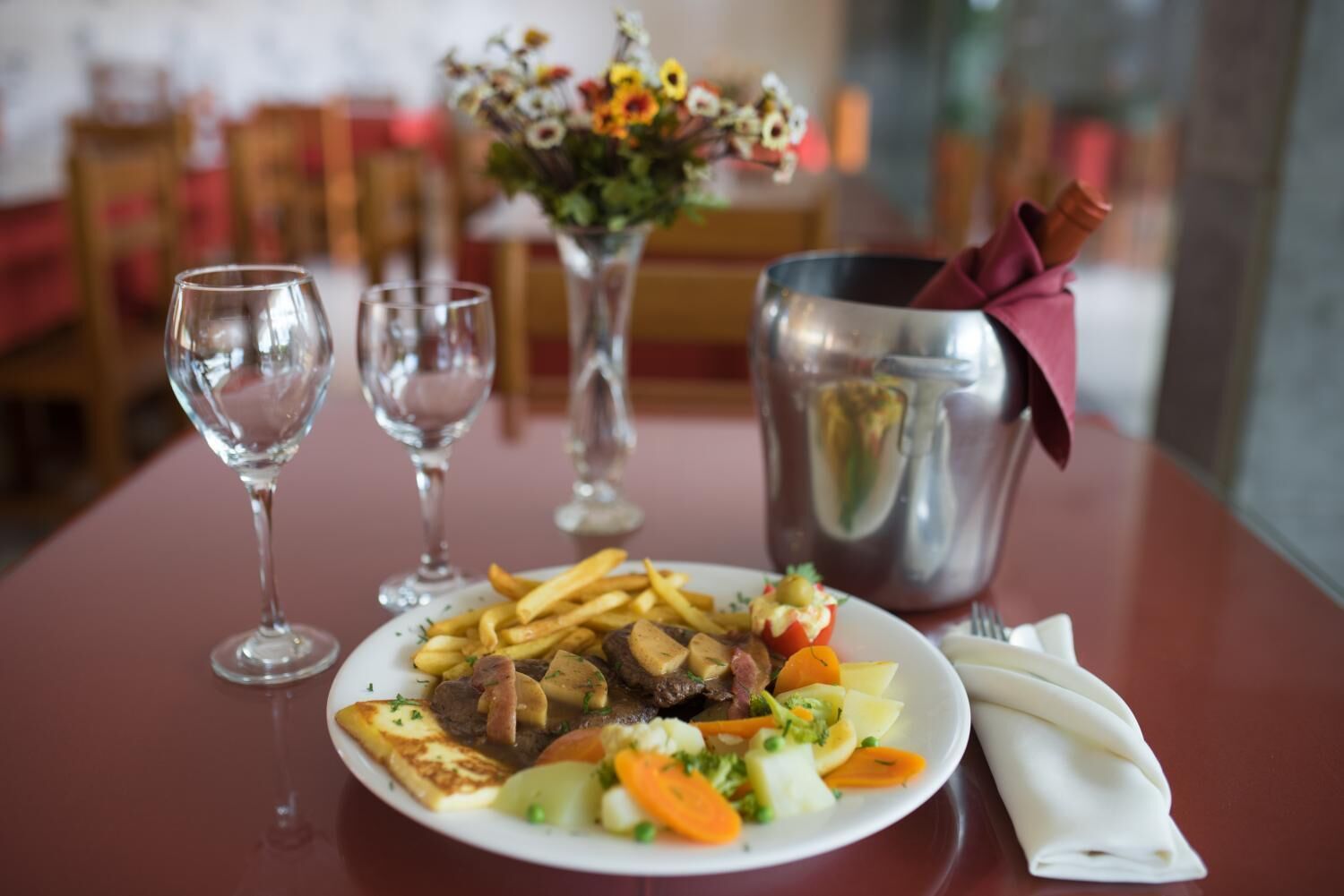 lunch and dinner served