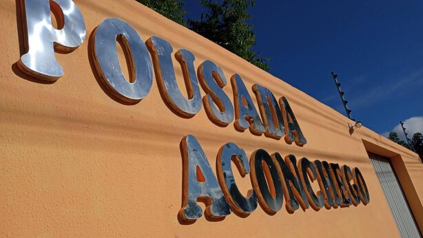 A building with the sign 'Pousada Aconchado' indicating a hotel. - Pousada Aconchego (Juazeiro do Norte)