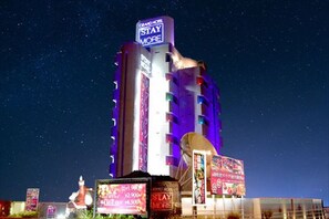 Fassade der Unterkunft – Abend/Nacht