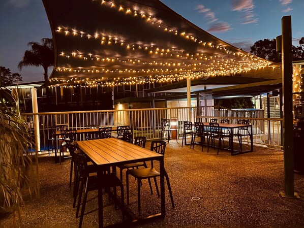 Outdoor dining - John Hunter Motel (Muswellbrook)