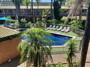 Outdoor pool, sun loungers - John Hunter Motel (Muswellbrook)