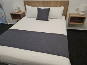 Deluxe Queen | Premium bedding, desk, laptop workspace, iron/ironing board - John Hunter Motel (Muswellbrook)