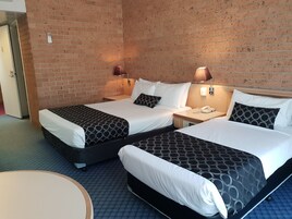 Standard Queen & Single Room | 高档床上用品、办公桌、笔记本电脑工作区、熨斗/熨衣板