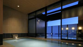 Un sauna, una bañera de hidromasaje, aguas termales/minerales