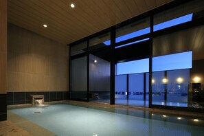 Sauna, hot tub, hot springs