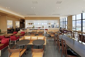 Petit déjeuner buffet (1650 JPY par personne)