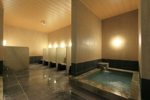 Sauna, hot tub, hot springs