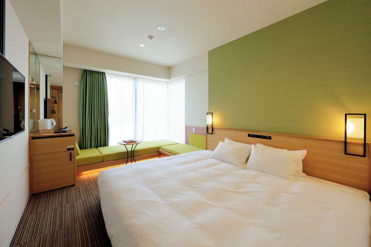 Soundproofing, free WiFi, bed sheets