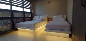 Egyptian cotton sheets, premium bedding, minibar, desk - Mokpo White Windmill Guesthouse (Mokpo)
