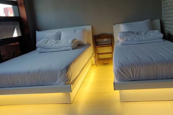 Egyptian cotton sheets, premium bedding, minibar, desk