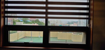 Una ventana de varios cristales, cada uno mostrando una zona residencial con edificios y áreas verdes.