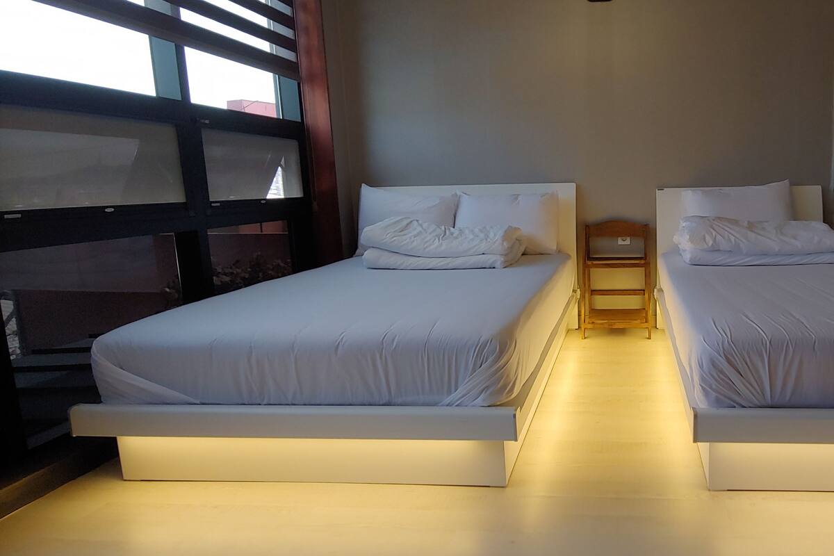 Egyptian cotton sheets, premium bedding, minibar, desk