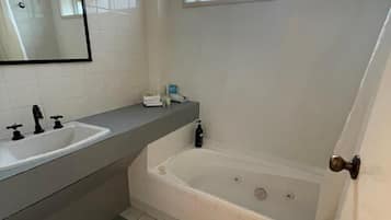 Combined shower/bathtub, hair dryer, towels