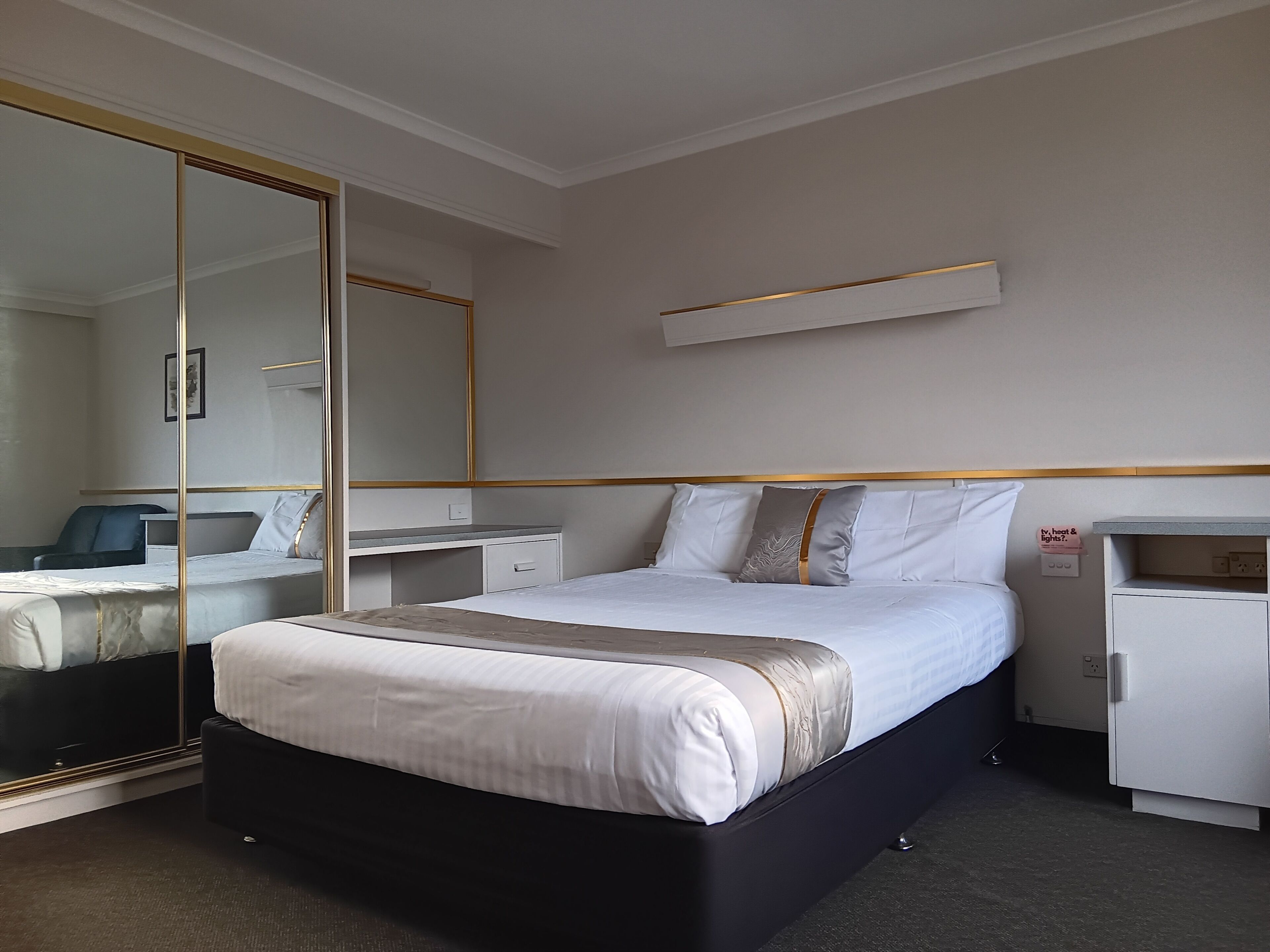 Family Self-Contained | WiFi (free), individually decorated, bed sheets