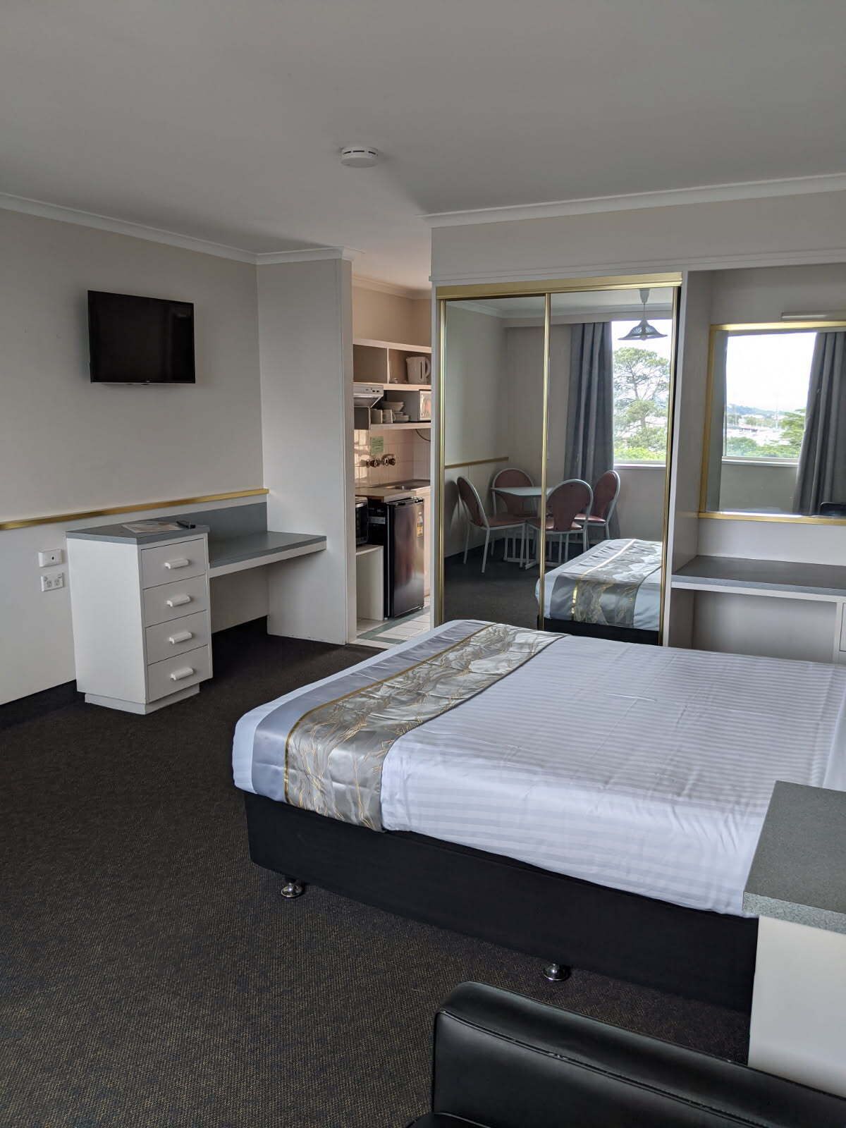 Family Self-Contained | WiFi (free), individually decorated, bed sheets