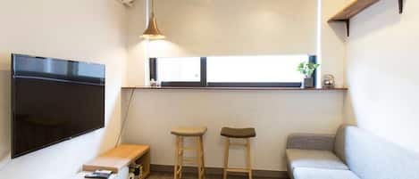 House, 3 Bedrooms (Occupancy 6~10) | Salle de séjour | Téléviseur à écran plat de 50 po avec télévision par cùble