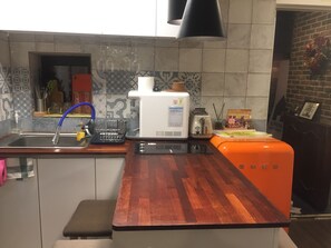 Fridge, microwave, stovetop, coffee/tea maker - Hongdae Sopoong the Urban (Seoul)