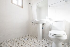Douche, articles de toilette gratuits, sèche-cheveux, chaussons