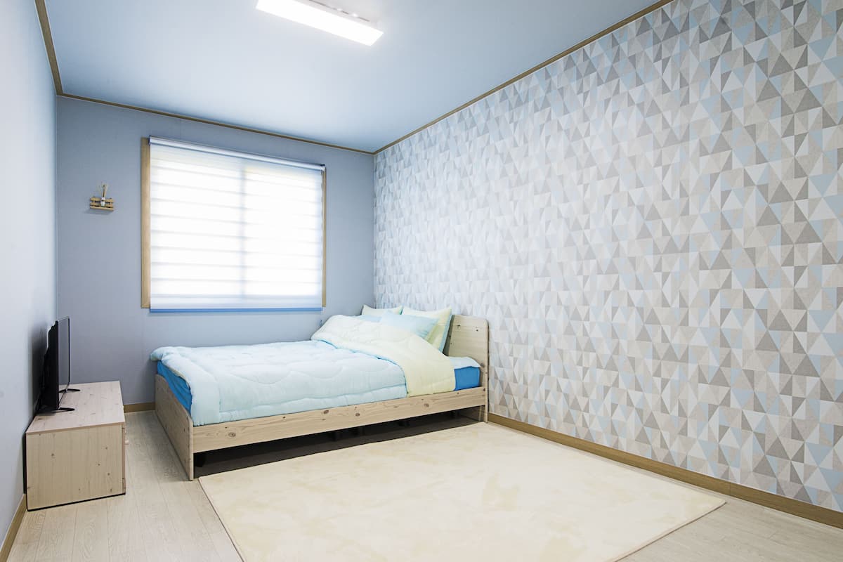 Laptop workspace, soundproofing, iron/ironing board, free WiFi