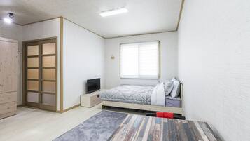 Basic Room | Ruang kerja komputer riba, kalis bunyi, seterika/papan seterika